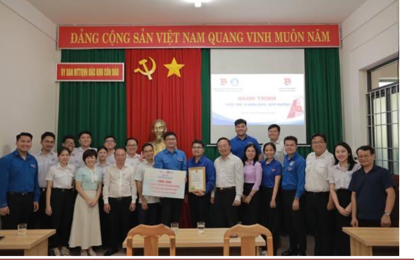 TUỔI TRẺ TRƯỜNG ĐẠI HỌC THỦ DẦU MỘT TRAO TẶNG CÔNG TRÌNH THANH NIÊN “VÌ ĐÀN EM THÂN YÊU” ĐẶC KHU CÔN ĐẢO